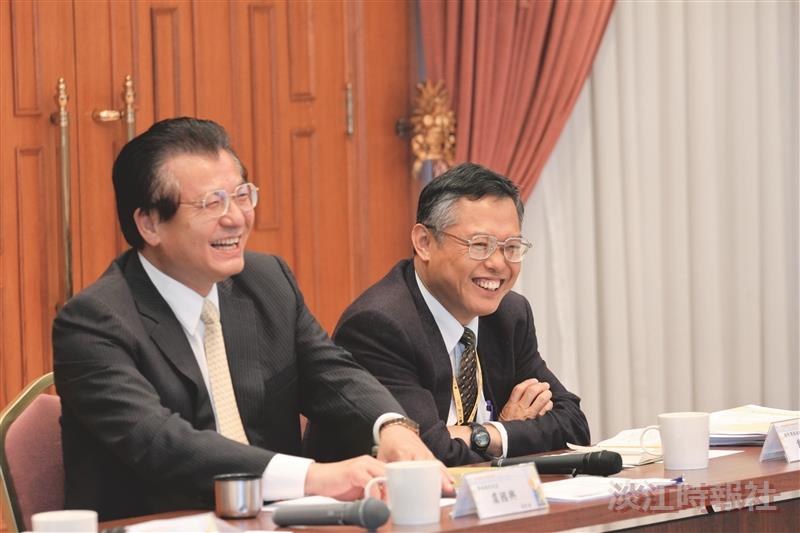 在綜合座談中，聽到精采處，讓學術副校長虞國興（左一）與國際事務副校長戴萬欽（右一）開懷大笑。