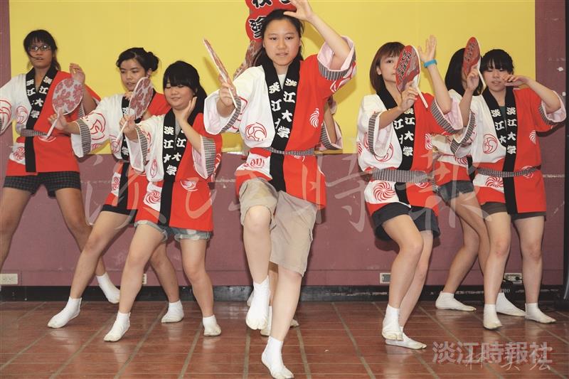 阿波舞社帶來的舞蹈表演，與日文系返校系友同歡。（攝影／林奕宏）