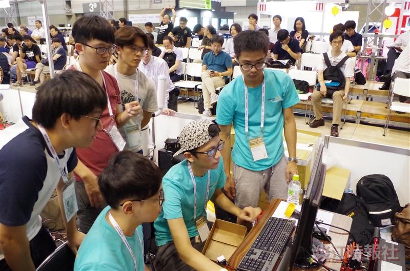 電機系翁慶昌帶領13生赴日名古屋參加「2017第三屆亞馬遜機器人挑戰賽」